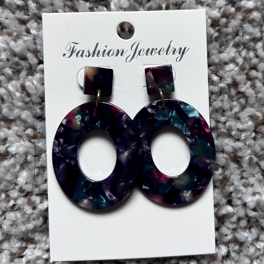 Multicolored dark resin oval earrings.